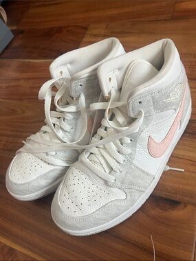 Nike Women’s High-Top Sneakers in White and Light Pink